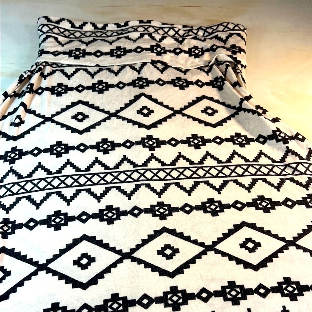 American Rag Geometric Black and Cream Tribal Print Maxi Skirt Sz M USA made